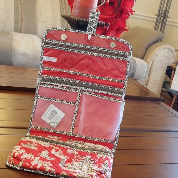 Vera Bradley Handbags - VERA BRADLEY TRAVEL🌍 TRAVEL CASE